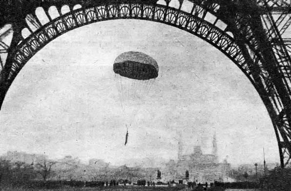 Эрвье прыгает со своим парашютом с Эйфелевой башни