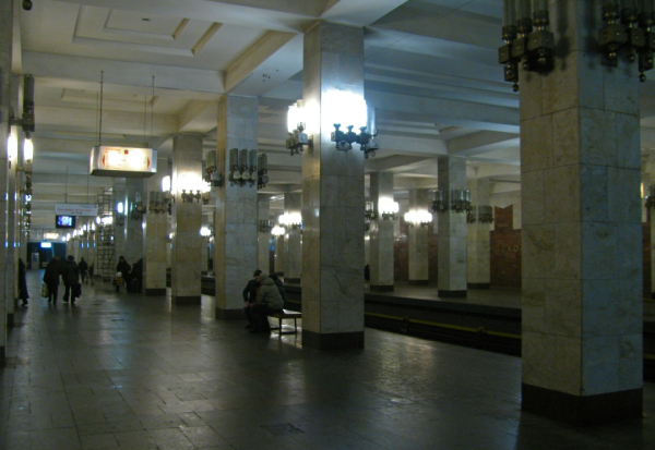 Сумрачный лес колонн на Московской