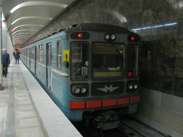 Первых пассажиров на Горьковскую привёз обычный грязненький «номерной» — пролетарий депо «Пролетарское»