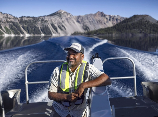Перемешивание — это пульсация глубоких озёр. В Крейтер-Лейк течение замедляется. 3 Судип Чандра стоит на задней части исследовательского судна, плывущего по озеру Крейтер.