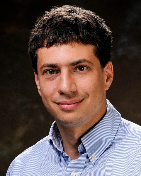 Изображение может содержать голову человека, лицо, счастливую улыбку, часть тела, шею, ямочки на щеках, взрослую фотографию, портрет и одежду.