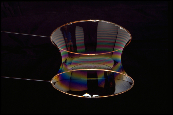 Математики доказали, что тающий лёд остаётся гладким 2 Изображение мыльной пленки между двумя кольцами.