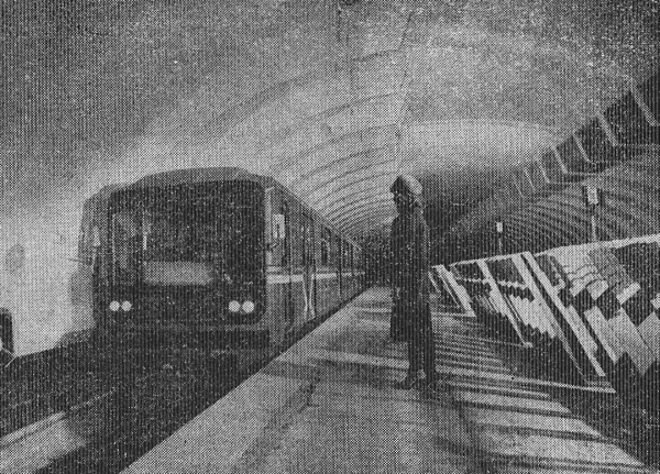 Пробный поезд на Ленинской. Плафоны освещения с одной стороны ещё не установлены — они лежат на платформе