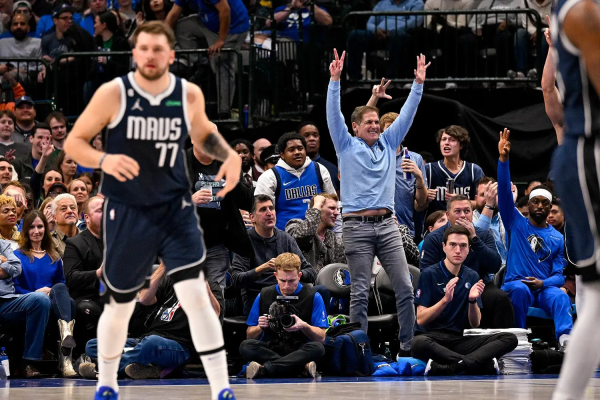 В центре миллиардер Марк Кубан, который продал небольшой сайт за милларды. Мастер PR и телеведущий. Владел баскетбольным клубом. В центре миллиардер Марк Кубан, который продал небольшой сайт за милларды. Мастер PR и телеведущий. Владел баскетбольным клубом.