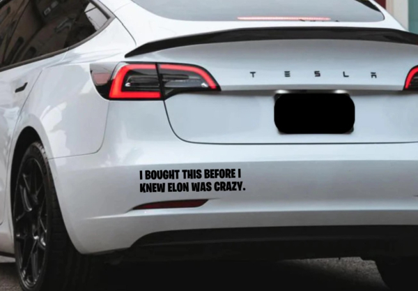 Текущим владельцам Тесел приходиться всё время переклеивать наклейки на бампер: то «я купил эту машину до того, как Илон поехал кукухой», то «купил эту тачку после того, как Илон послал Дональда!»