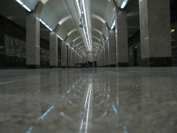 Если Парк Культуры ближайший к Москве, то Горьковская с её отполированным до «зеркала» гранитным полом ещё ближе к другому метро: 321 км до казанской станции Авиат&amp;#1257;зелеш