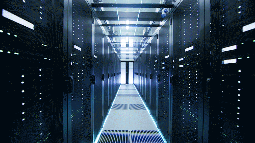 5 вещей, которые нужно помнить при общении с чат-ботом 2 Анимированное изображение, показывающее движение прямо по коридору серверов с мигающими лампочками. Двойные двери находятся в конце коридора.