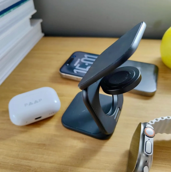 зарядная станция с несколькими устройствами вокруг нее