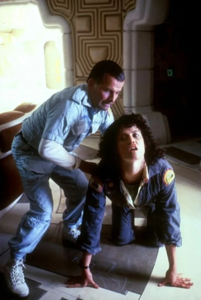 Сексуальный подтекст андроида Эша или как Бильбо Бэггинс попал в фильм непонятной категории 18 54dd931052b89da4ef6f0e606999753c