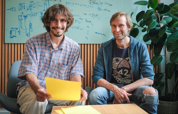 Физики создали термометр для измерения «квантованности» 6 Физики Алекссандре де Оливейра-младший и Джонатан Бор Браск совместно с Патриком Липкой-Бартосиком работали над новым...