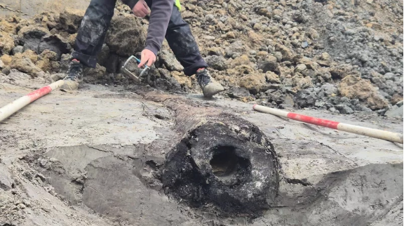 Фрагмент древнеримского водопровода из дерева⁠⁠. Возраст I-III век нашей эры. Найден на территории Бельгии. Один из редких вариантов сохранившегося водопровода, т.к. сделан из цельных стволов деревьев, в отличии от более распространенных находок труб из глины, камня или свинца. Прекрасное состояние в этом случае объясняется типом почвы: болотистая местность с малым количеством кислорода (анаэробная) позволяет хорошо сохраняться даже органике, благодаря чему самые целые находки обычно достают из болот, после чего немедленно консервируют, чтобы предотвратить длительный контакт с воздухом.