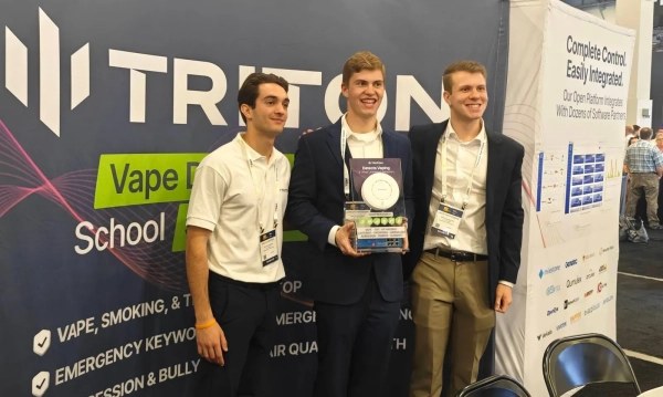 На изображении могут присутствовать Эндрю Копп, взрослый человек, аксессуары, ремень, блейзер, одежда, пальто, куртка, брюки, люди и браслет.