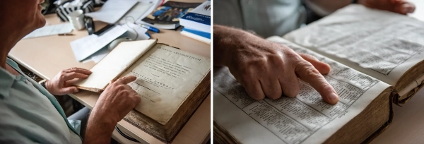 Две фотографии, на которых запечатлен палец Грэнвиля, просматривающего копию математического текста XIX века.