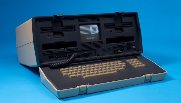 Osborne 1 (1981): Портативный компьютер, созданный Адамом Осборном и Ли Фельзенштейном, стал сенсацией. Это был первый коммерчески успешный «переносимый» компьютер. Несмотря на его 12-килограммовый вес, это всё равно было революционно. Компьютер поставлялся с предустановленным программным обеспечением (WordStar, SuperCalc и тд.), что было огромным преимуществом. Он открыл дорогу для многих других портативных устройств Osborne 1 (1981): Портативный компьютер, созданный Адамом Осборном и Ли Фельзенштейном, стал сенсацией. Это был первый коммерчески успешный «переносимый» компьютер. Несмотря на его 12-килограммовый вес, это всё равно было революционно. Компьютер поставлялся с предустановленным программным обеспечением (WordStar, SuperCalc и тд.), что было огромным преимуществом. Он открыл дорогу для многих других портативных устройств