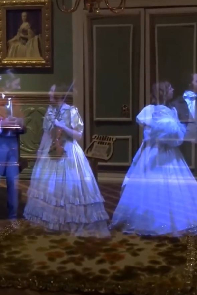 Демонстрация оптической иллюзии «Призрак Пеппера» на сцене  