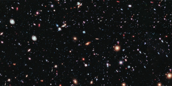 Просто для понимания масштабов. На этой знаменитой фотографии eXtreme Deep Field телескопа Хаббл — небольшой участок неба 2,3 на 2 угловых минуты, полученный с экспозицией в 2 млн секунд. На нем видны 5500 галактик, каждая содержит миллиарды звезд. И все они удаляются от нас с разной скоростью, составляющей порядка 73,4 километра в секунду на мегапарсек (постоянная Хаббла)