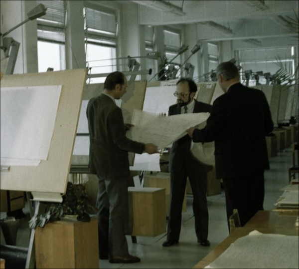 Вот тут уже какие-то разборки. Обычно кальку еще накладывали на «на просвет» — прямо у окна или на световом столе. Смотрели, где что разошлось: балка влезла в проём, шахта не совпала с отметкой. Исправляете, спорите, снова накладываете. Так по кругу, пока не договоритесь.