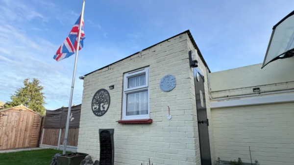 Источник A garden shed that is being used as a datacenter