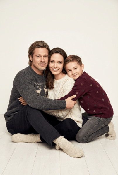 Семейная новогодняя фотосессия с помощью нейросети