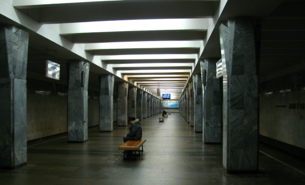 Лавочки на Автозаводской расположены по оси платформы — классика горьких подземелий. И их много — хоть гости у станции и редки, но с тутошними интервалами присесть хочется всем