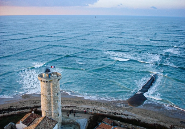 Океанские волны могут образовывать сложные узоры, которые практически невозможно изучать математически. «Квадрат...