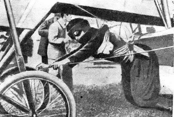 Кайя де-Кастелла перед полетом, в ходе которого ее парашют после прыжка не раскрылся