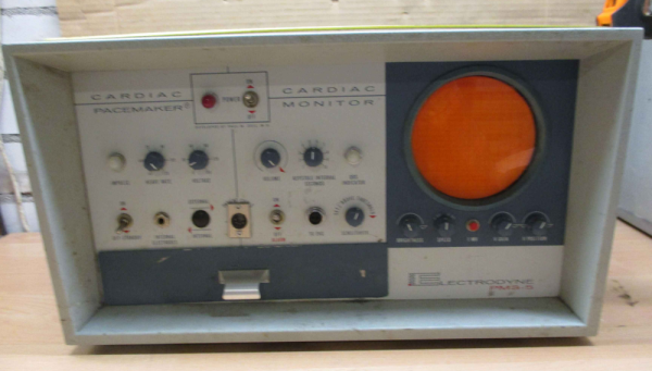 Самая популярная модель PMS-5 фирмы Electrodyne — работала по принципу «три в одном»: кардиостимулятор, сигнализатор и монитор. Поддерживал подключение 12 отведений, как и в современных устройствах Самая популярная модель PMS-5 фирмы Electrodyne — работала по принципу «три в одном»: кардиостимулятор, сигнализатор и монитор. Поддерживал подключение 12 отведений, как и в современных устройствах