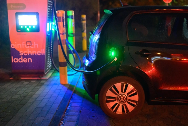 Европа отменяет запрет на бензиновые автомобили после 2035 года: что это значит для «зеленой» политики 3 Электромобиль Volkswagen e-up! заряжается на общественной станции быстрой зарядки в Ганновере.