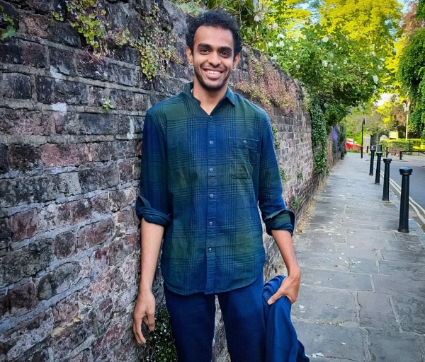 Изображение может содержать одежду, рукава и изображение взрослого человека, стоящего