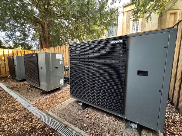 Три тепловых насоса, расположенных снаружи церкви