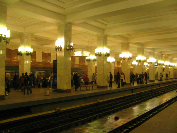 Подземный вокзал, по случаю грядущего открытия Горьковской освещённый на все киловатты