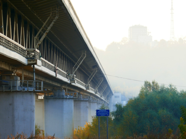 Туманные дали за метромостом
