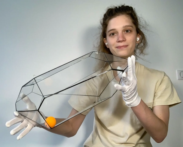 Исследователи обнаружили оптимальный способ оптимизации 2 Софи Хубертс держит в руках геометрическую модель оптимизационной задачи