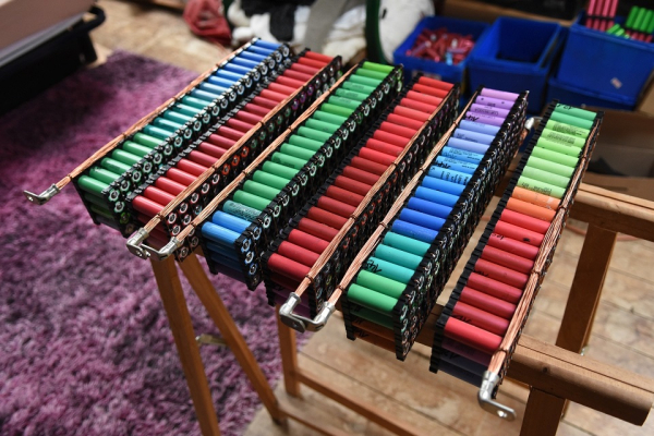 Мужчина 8 лет обеспечивает энергией дом с помощью тысячи аккумуляторов от ноутбуков Мужчина 8 лет обеспечивает энергией дом с помощью тысячи аккумуляторов от ноутбуков