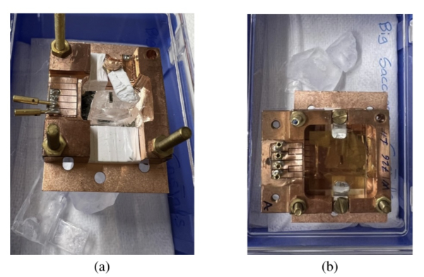 Рис. 3: (a) Кристалл сахара, оснащённый NTD-термистором и установленный в медном держателе. Более крупные кристаллы сахара, произведённые по той же процедуре, видны в коробке под детектором; (b) Модуль детектора света, установленный над детектором сахара. Рис. 3: (a) Кристалл сахара, оснащённый NTD-термистором и установленный в медном держателе. Более крупные кристаллы сахара, произведённые по той же процедуре, видны в коробке под детектором; (b) Модуль детектора света, установленный над детектором сахара.