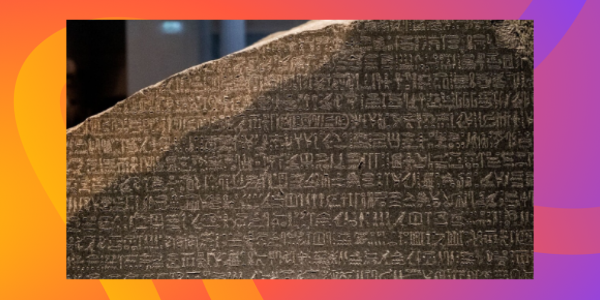 Розеттский камень —  фрагмент плиты, воздвигнутой в египетском храме в 196 году до н. э.  Источник: Wikimedia Commons — «Rosetta Stone» (Британский музей) URL: https://commons.wikimedia.org/wiki/File:Rosetta_Stone_BW.jpeg (дата обращения: 06.10.2025).