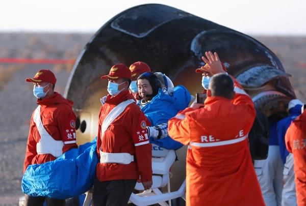 Столкновение с космическим мусором оставило трёх китайских астронавтов застрявшими на орбите 2 Командир миссии «Шэньчжоу-20» Чэнь Дун прибыл на посадочную площадку «Дунфэн» в пустыне Гоби во Внутренней Монголии...