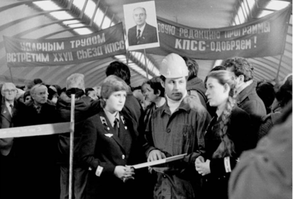 Издыхающий дух времени: Михаил Сергеевич наблюдает за открытием Горьковского метрополитена