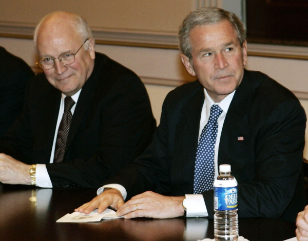 Чейни (слева) еще называли «Дартом Вейдером» Белого дома