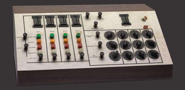 Первый прототип монитора, рассчитанный на четырех пациентов (каналы CH1-CH4): по каждому настраивается три основных параметра, есть несколько режимов индикации. В следующей версии пульт позволял отслеживать состояние уже восьми пациентов, когда палату интенсивной терапии расширили Первый прототип монитора, рассчитанный на четырех пациентов (каналы CH1-CH4): по каждому настраивается три основных параметра, есть несколько режимов индикации. В следующей версии пульт позволял отслеживать состояние уже восьми пациентов, когда палату интенсивной терапии расширили