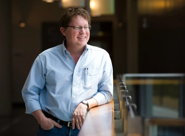 Мужчина опирается на перила.