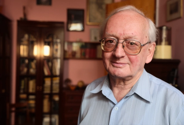 Старая «призрачная» теория квантовой гравитации возвращается 6 Портрет мужчины с седыми волосами и большими очками.