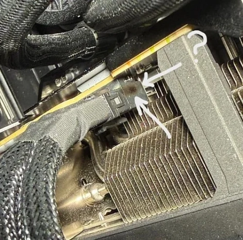 Адаптер питания 12V-2x6 буквально приварился к разъёму на видеокарте NVIDIA RTX 5090