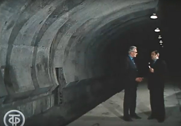 «Видите, какой простор имеет эта станция — она не требует никаких дополнительных украшательств. Мы её поштукатурим, покрасим, повесим светильники — и она превратится в подземный дворец»