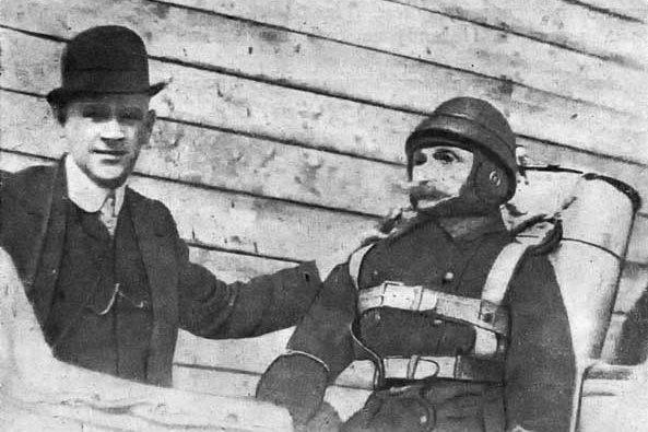 Глеб Котельников с манекеном перед началом испытаний