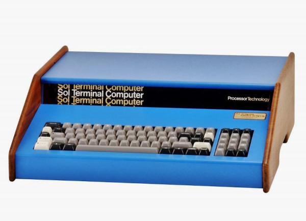 Компьютер «Sol-20» (1976): Созданный Ли Фельзенштейном и компанией Processor Technology, этот компьютер был одним из самых продвинутых систем того времени. Данный ПК не стал супер популярным (12К+), зато он заложил основы для появления Apple I и Osborne 1, а эти две машины стали очень распространенными Компьютер «Sol-20» (1976): Созданный Ли Фельзенштейном и компанией Processor Technology, этот компьютер был одним из самых продвинутых систем того времени. Данный ПК не стал супер популярным (12К+), зато он заложил основы для появления Apple I и Osborne 1, а эти две машины стали очень распространенными