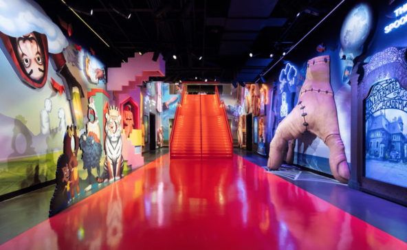 Фото: первый развлекательный «дом» Netflix по мотивам «Уэнздей», «Игры в кальмара» и других проектов 2 Источник: Kat Kendon / Netflix / Independent