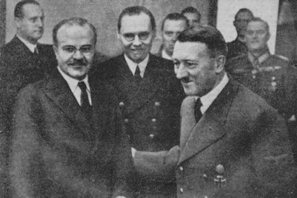 Гитлер пригласил Молотова в комнату отдыха:&hellip;