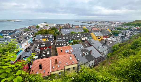 Ряды домов и магазинов тянутся вдоль побережья, на заднем плане виднеется Северное море.