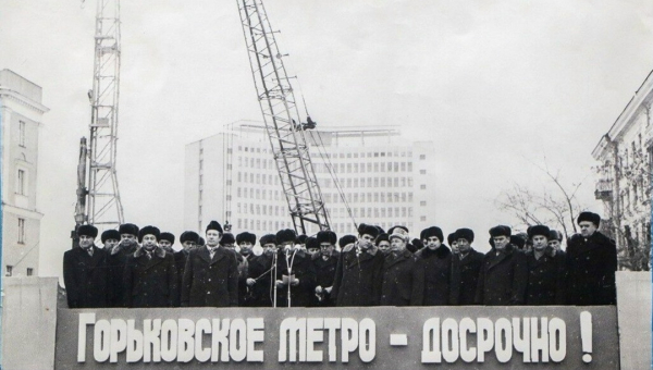 «Славим радость побед, по малейшему поводу — пир. И уж лучше не думать, что завтра настанет за ним» Митинг в честь первой сваи. Спойлер: досрочно не получилось. Источник